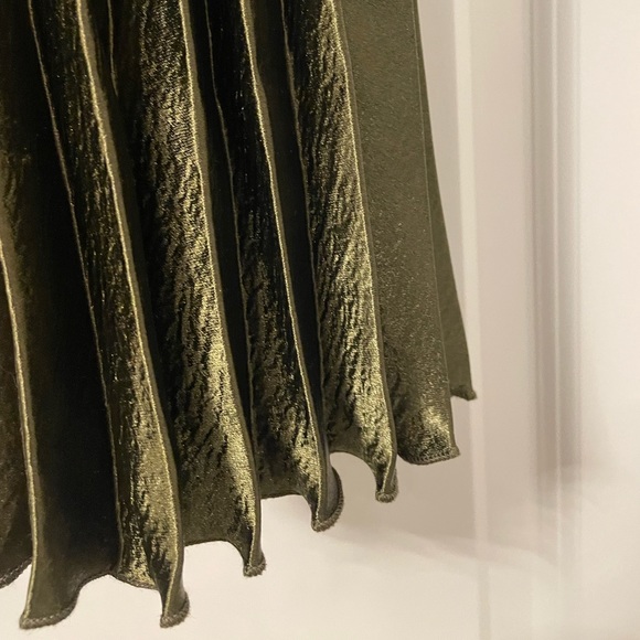 Metallic Pleated Skirt - Picture 2 of 2